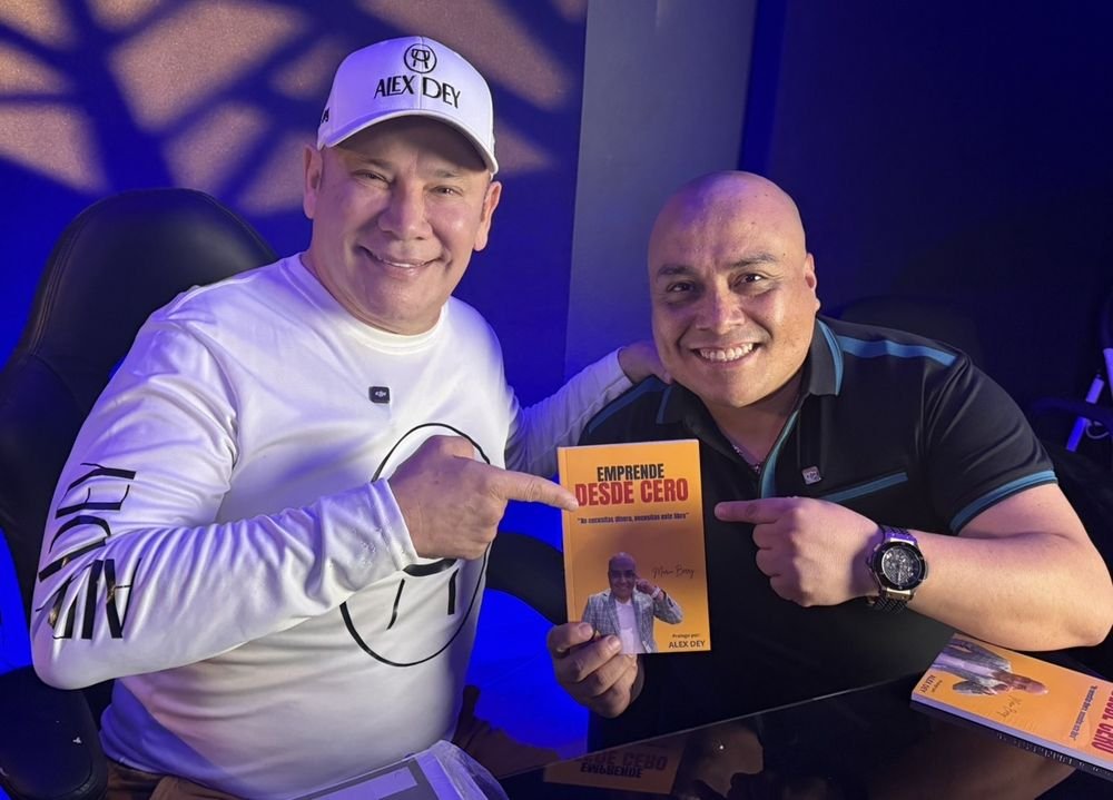 Mario Berry con su libro Emprende desde Cero